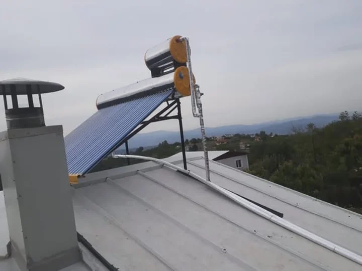 Eğimli çatıda vakum tüplü güneş enerjisi sistemi montajı