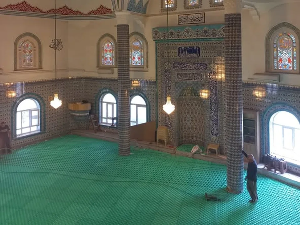 Geniş iç mekânda uygulanmış yerden ısıtma boru hatları